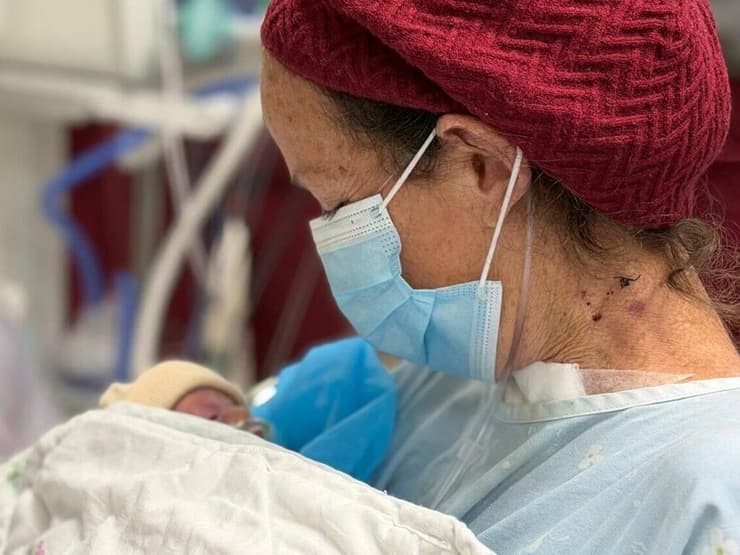 רננה הוכברג ילדה במרכז הרפואי סורוקה לאחר שנלחמה על חייה