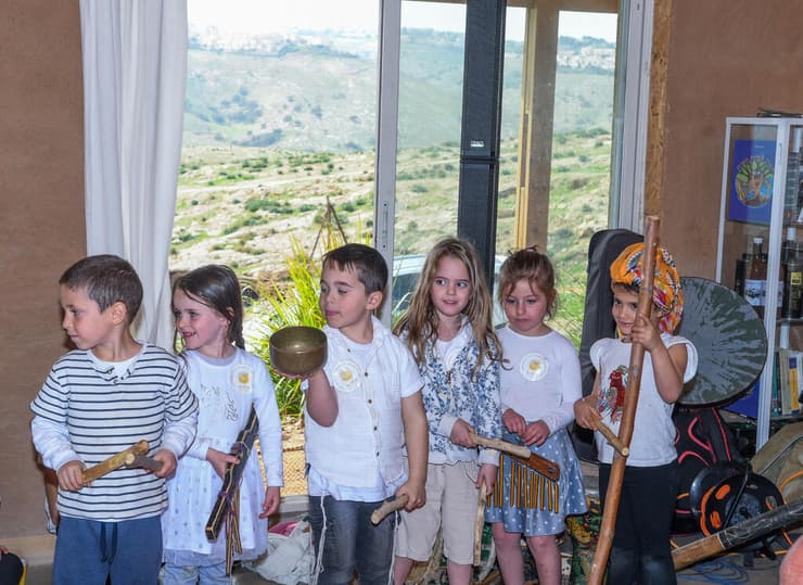 ילדי גן דרור באירוע ט"ו בשבט. "לייצר לילדים שלנו חיים טובים, לא חיים של טראומה" (צילום: רפי קוץ) ילדי גן דרור באירוע ט"ו בשבט. "לייצר לילדים שלנו חיים טובים, לא חיים של טראומה"