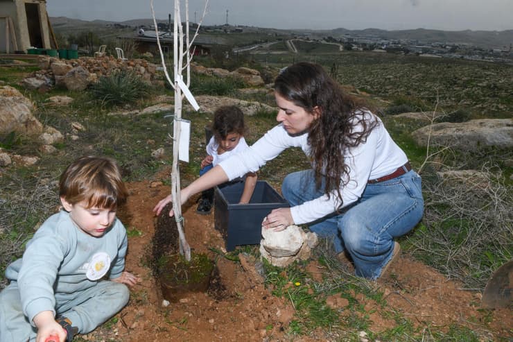 כליל וארז באירוע ט"ו בשבט עם גן דרור. "דרור היה מתמוגג אם ארז היה הולך לגן כזה" (צילום: רפי קוץ) כליל וארז באירוע ט"ו בשבט עם גן דרור. "דרור היה מתמוגג אם ארז היה הולך לגן כזה"