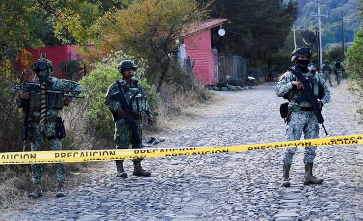 כוחות ביטחון ב מקסיקו ב זירת הפשיטה במדינת המחוז חליסקו שבה חוסל אל מנצ'ו ראש קרטל הסמים חליסקו  