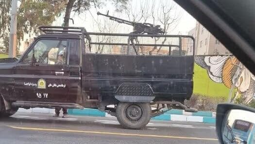 מכונת ירייה ליד אוניברסיטה בטהרן, על גבי טנדר מכונת ירי של המשטרה סמוך להפגנות בטהרן