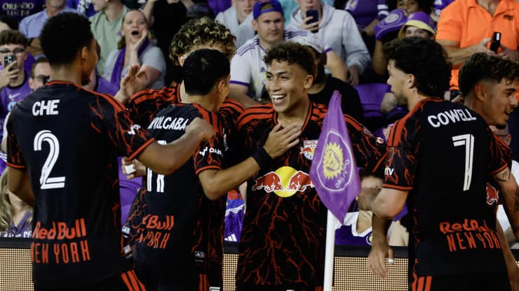 הול חוגג עם החברים