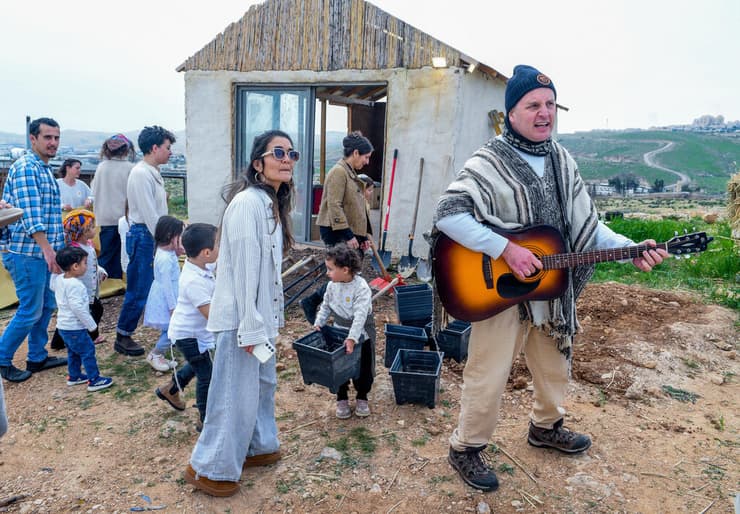 "הרעיון הוא להיות כמה שיותר קרובים לטבע ולמדבר". ילדי הגן והוריהם בפעילות ט"ו בשבט (צילום: רפי קוץ) "הרעיון הוא להיות כמה שיותר קרובים לטבע ולמדבר". ילדי הגן והוריהם בפעילות ט"ו בשבט