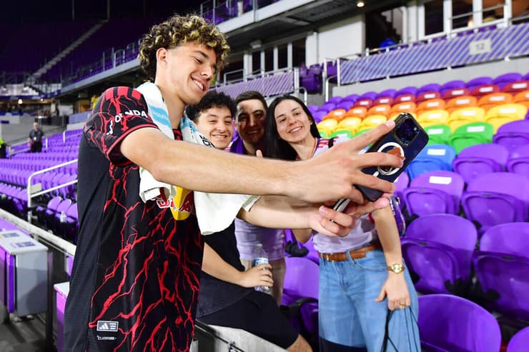 אדרי מהמטי מצלם סלפי עם האוהדים אחרי המשחק