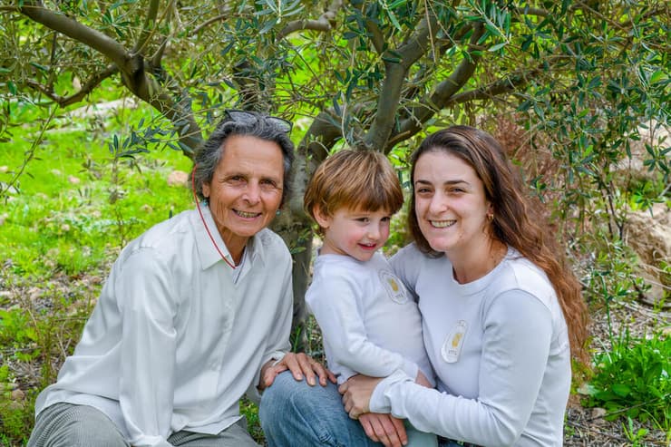 כליל, ארז ורותי אלטון. "היא כמו הבת שלנו" (צילום: רפי קוץ) כליל, ארז ורותי אלטון. "היא כמו הבת שלנו"