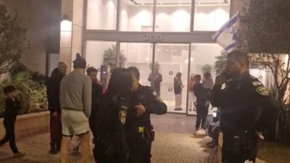 כוחות משטרה ליד ביתה של לוסי אהריש פעילי ימין מפגינים מול ביתה של לוסי אהריש