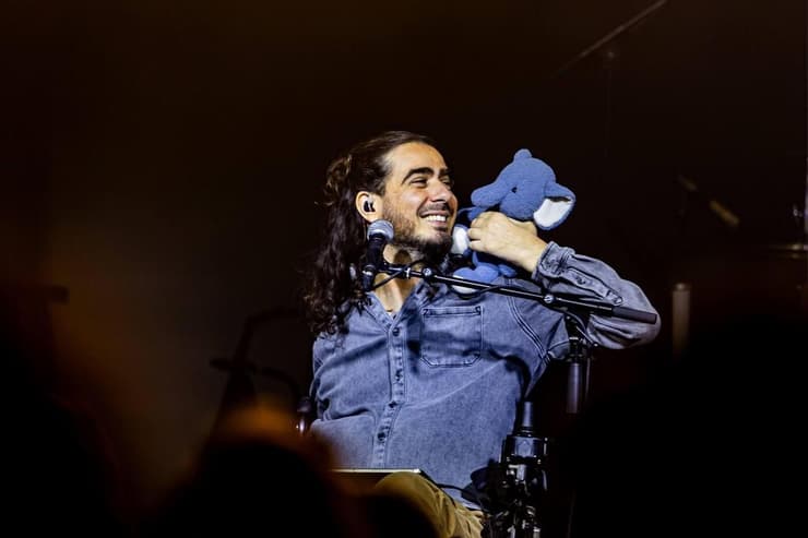 לירון אטיה בהופעה (צילום: עודד אנגל) לירון אטיה בהופעה