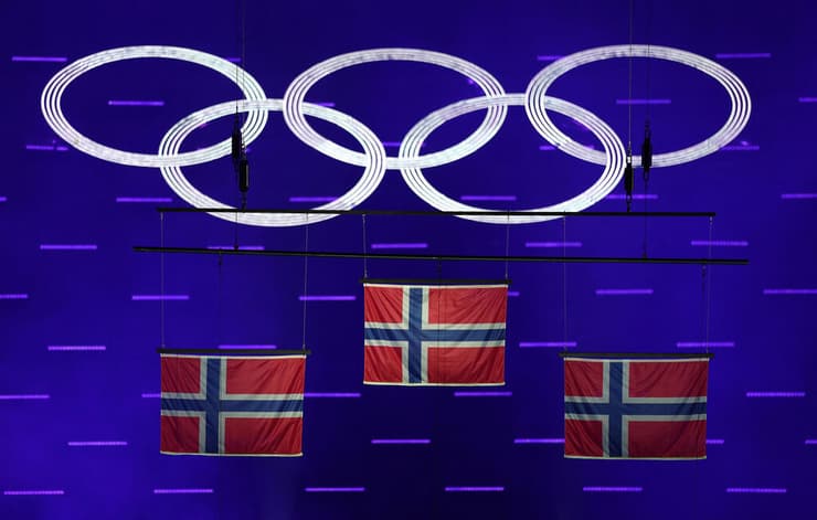 מעצמה. דגלי נורבגיה מונפים במהלך טקס המדליות בקרוס (צילום: REUTERS/Claudia Greco) דגלי נורבגיה מונפים במהלך טקס המדליות בקרוס קאנטרי ל-50 ק"מ גברים בסגנון קלאסי