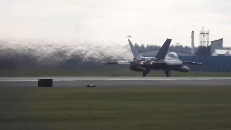 ההמראה מבריטניה. 12 מהמטוסים נחתו בישראל (צילום: מתוך X) המראת מטוסי F-22 מבריטניה