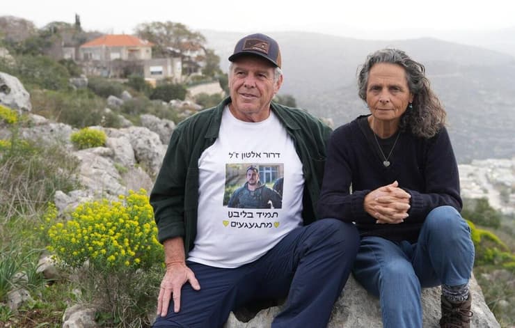 אבי ורותי אלטון, הוריו של דרור ז"ל. "שאנשים יישבו יחד ויקשיבו באמת זה לזה, כמו דרור" (צילום: אפי שריר) אבי ורותי אלטון