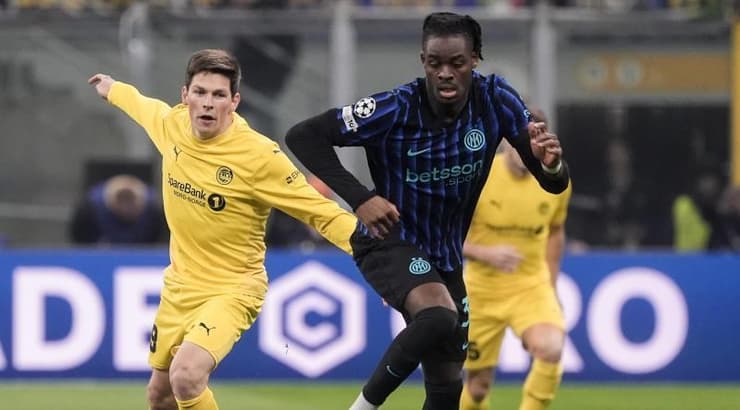 יאן ביסק יוצא קדימה (IMAGO) יאן ביסק יוצא קדימה