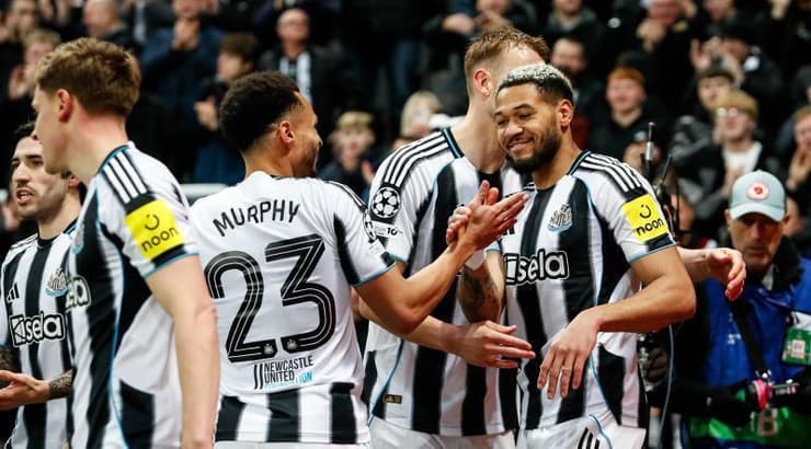 שחקני ניוקאסל חוגגים (IMAGO) שחקני ניוקאסל חוגגים