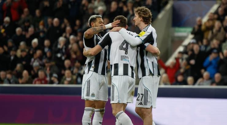 שחקני ניוקאסל חוגגים (IMAGO) שחקני ניוקאסל חוגגים