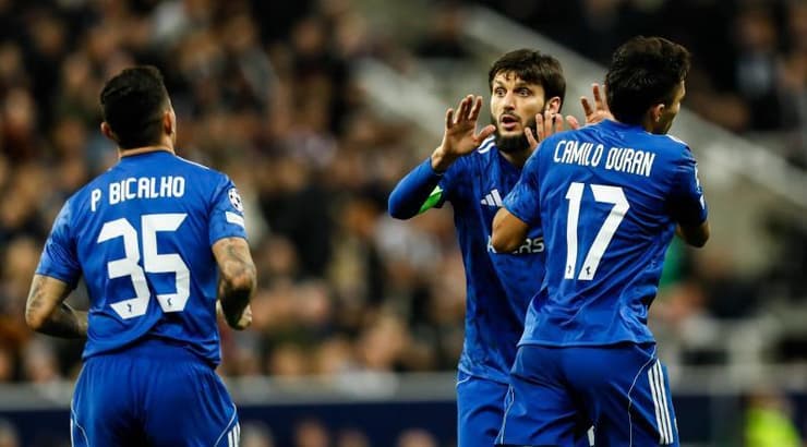 שחקני קרבאח שמחים בחלקם (IMAGO) שחקני קרבאח שמחים בחלקם