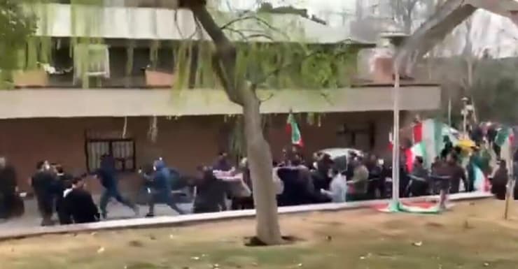 עימות במהלך הפגנה ב אוניברסביטת טהרן איראן