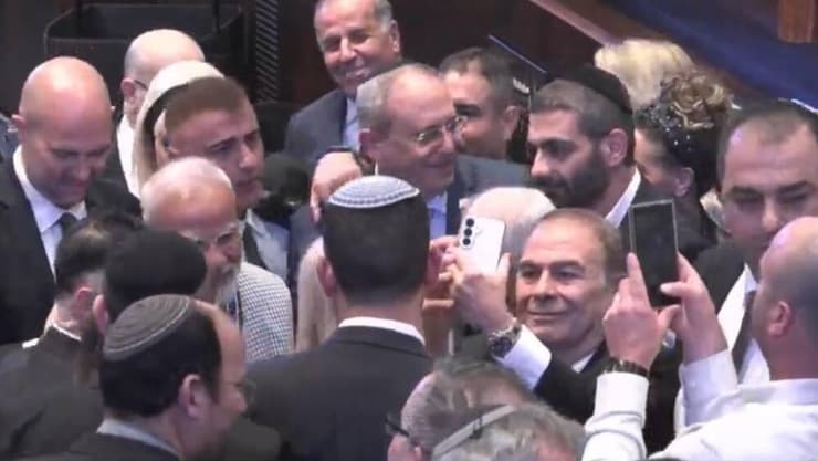 עטים לסלפי (צילום: ערוץ כנסת) ראש ממשלת הודו נרנדרה מודי מסיים את נאומו במליאת הכנסת ולאחר שיורד מבימת המליאה עטים עליו הח"כים להצטלם איתו