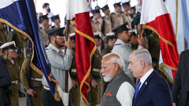 הטקס בנתב"ג, בהשתתפות משמר כבוד של חיילים ותזמורת צה"ל (צילום: REUTERS/Shir Torem) טקס קבלת פנים של ראש ממשלה הודו נרנדרה מודי, בנתב"ג