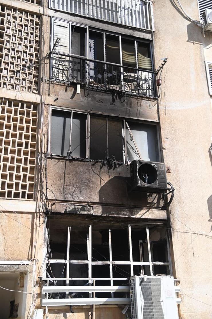 צילום: יאיר שגיא זירת השריפה בנתניה שבה נספו גבר ואישה כבני 80