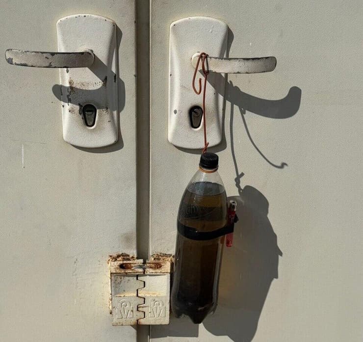 הפרוטקשן בגליל העליון - בקבוק בנזין ומצית תלויים על דלק בעסק בחצור הגלילית