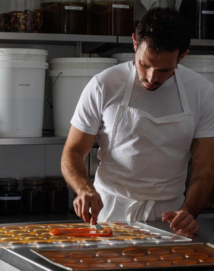 רז רהב בפעולה. "לאוכל יש מקום של כבוד בבילוי של הישראלים. זה לא היה פעם" (צילום: חיים יוסף) השף רז רהב במסעדת OCD