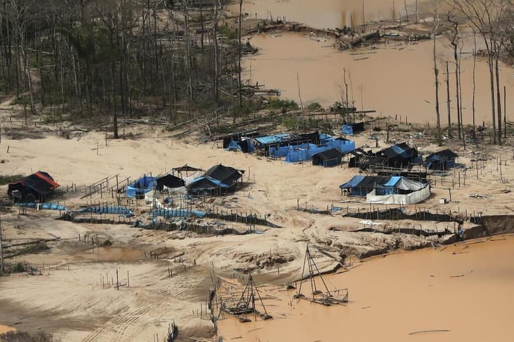מחנה כריית זהב בלתי חוקי בפרו