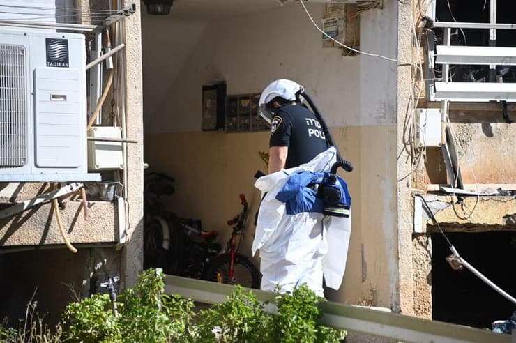 כוחות משטרה בנתניה (צילום: יאיר שגיא) זירת השריפה בנתניה שבה נספו גבר ואישה כבני 80