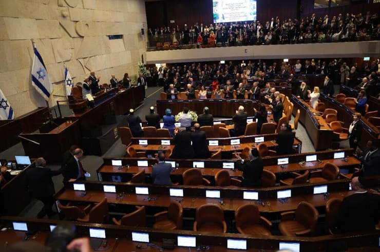 <div style="direction: ltr;"></div>המליאה בתחילת דברי אוחנה, כיסאות רבים ריקים (צילום: אלכס קולומויסקי) חברי האופוזיציה יוצאים מאולם המליאה בזמן דבריו של ח"כ אוחנה אמיר עם פתיחת ביקורו של ראש ממשלת הודו במליאה