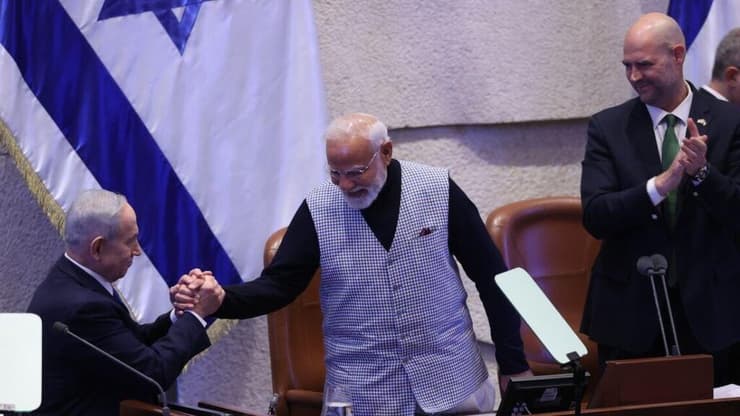 נתניהו ואוחנה עם מודי. "מנצלים אירוע חשוב לפירוק מוסדות המדינה" (צילום: אלכס קולומויסקי) ראש ממשלת הודו מודי במליאה