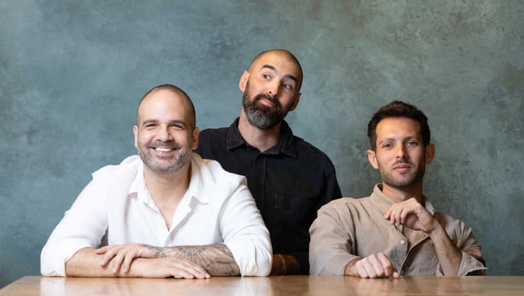 מימין לשמאל: רז רהב, עידן בלומנטל וארז זוארס (צילום: עוז מועלם) מימין לשמאל: רז רהב, עידן בלומנטל וארז זוארס