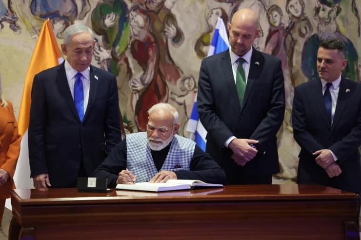 מודי חותם בספר האורחים של הכנסת (צילום: מארק ישראל סלם/הג'רוזלם פוסט) טקס קבלת פנים לראש ממשלת הודו נרנדרה מודי בכנסת