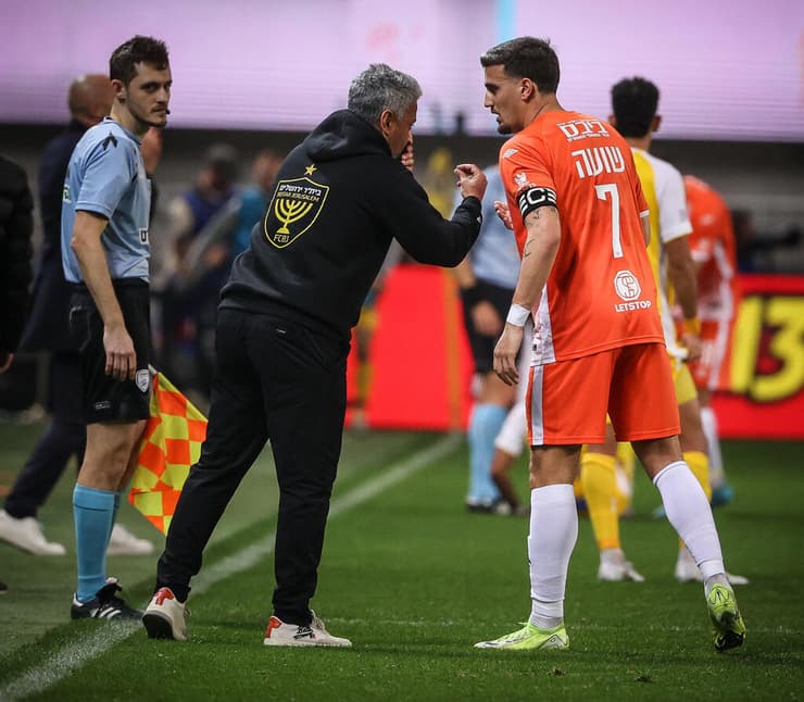 משמש כגורם המאזן בינו לבין אלמוג כהן. ברק יצחקי עם ירדן שועה (צילום: עוז מועלם) ברק יצחקי עם ירדן שועה