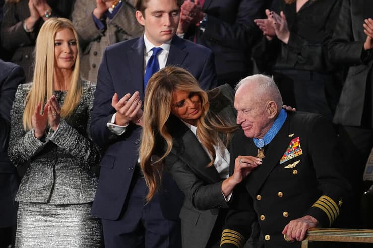 נאום מצב האומה של טראמפ הגברת הראשונה של ארה"ב מלניה טראמפ מעניקה מדליית כבוד ל רויס וויליאמס בן ה-100 שהיה טייס במלחמת העולם השנייה 