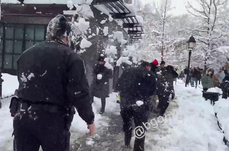 ארה"ב ניו יורק שוטרים נקלעו לקרב כדורי שלג