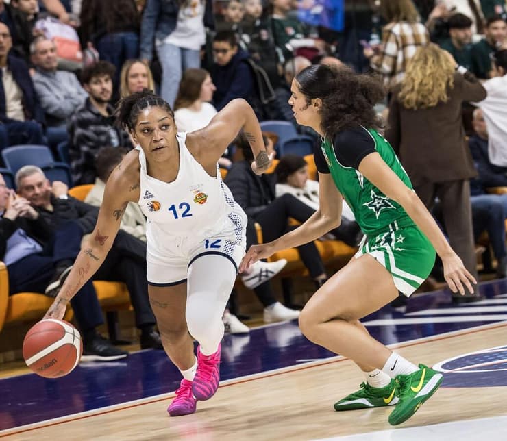 שחקנית מכבי ר"ג ויקטוריה ויויאנס