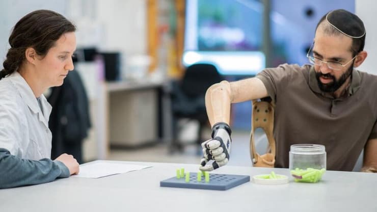 עמיחי שינדלר שנפצע אנושות ב-7 באוקטובר בשיקום בעדי נגב, נחלת ערן (צילום: יעקב דניאל) עמיחי שינדלר שנפצע אנושות ב-7 באוקטובר בשיקום בעדי נגב, נחלת ערן