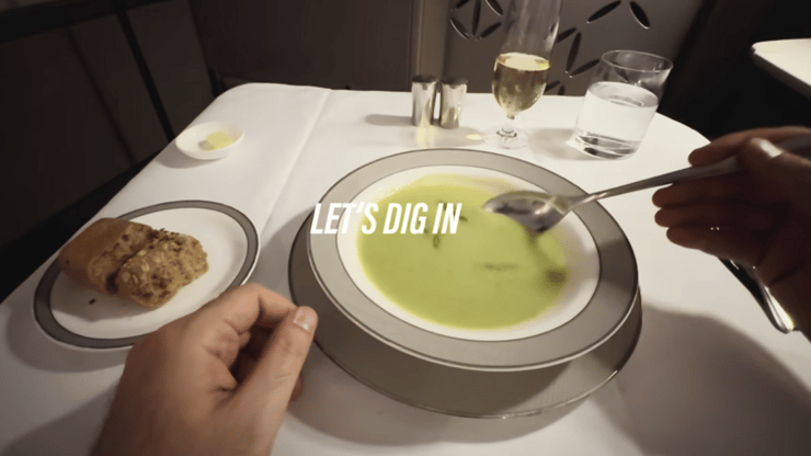 לא תמצאו שם חמגשיות (Lounge Guru / youtube@) לטוס במחלקה הראשונה של סינגפור איירליינס