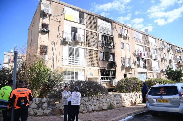 צילום: יאיר שגיא זירת השריפה בנתניה שבה נספו גבר ואישה כבני 80