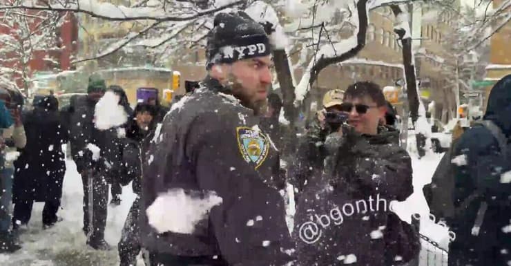 ארה"ב ניו יורק שוטרים נקלעו לקרב כדורי שלג
