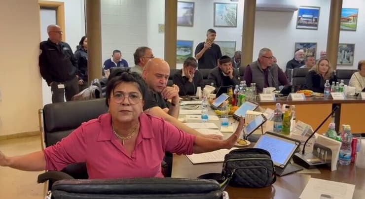 "קוזאק נגזל הוא לא". טוטאי ישיבת מועצת עיריית אשקלון הראשונה מאז שתומר גלאם שוחרר ממעצר