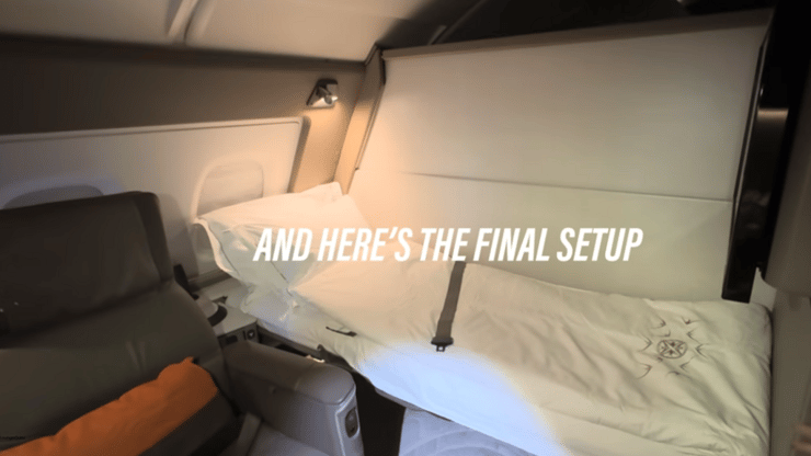 כן, יש שם מיטה (Lounge Guru / youtube@) לטוס במחלקה הראשונה של סינגפור איירליינס