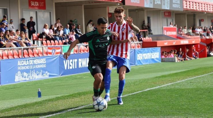 ליאם קרגולה עם הכדור (האתר הרשמי של מכבי חיפה) ליאם קרגולה עם הכדור