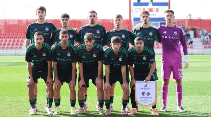 שחקני הנוער של מכבי חיפה לפני המשחק (האתר הרשמי של מכבי חיפה) שחקני הנוער של מכבי חיפה לפני המשחק