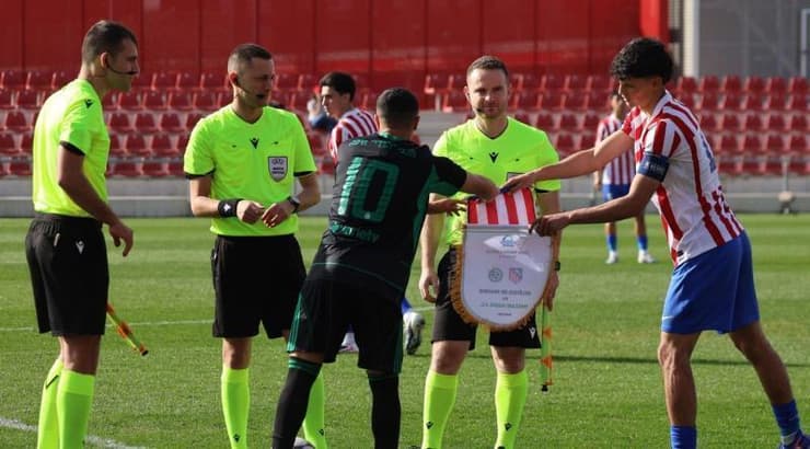 הקפטן דניאל דרזי בתחילת המשחק (האתר הרשמי של מכבי חיפה) הקפטן דניאל דרזי בתחילת המשחק