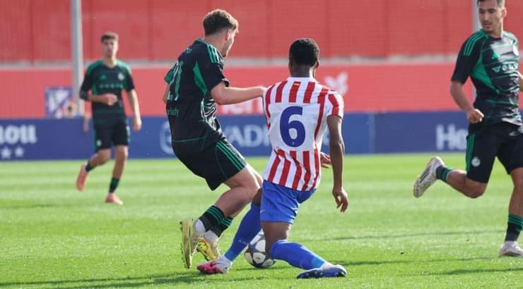 נועם לוי במאבק על הכדור (האתר הרשמי של מכבי חיפה) נועם לוי במאבק על הכדור