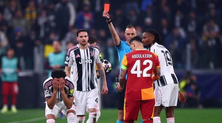 השופט מוציא את האדום לקלי (רויטרס) השופט מוציא את האדום לקלי