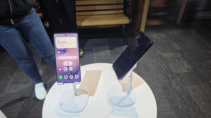 גלקסי S26 אולטרה במצב השקיפות החדש