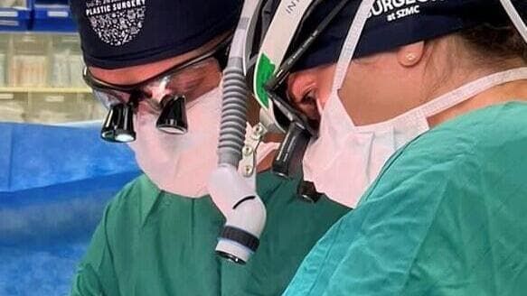 פרופ' יואב גרונוביץ וד"ר עדי לוטן מבצעים את הניתוח
(באדיבות המרכז הרפואי שערי צדק) פרופ' יואב גרונוביץ וד"ר עדי לוטן