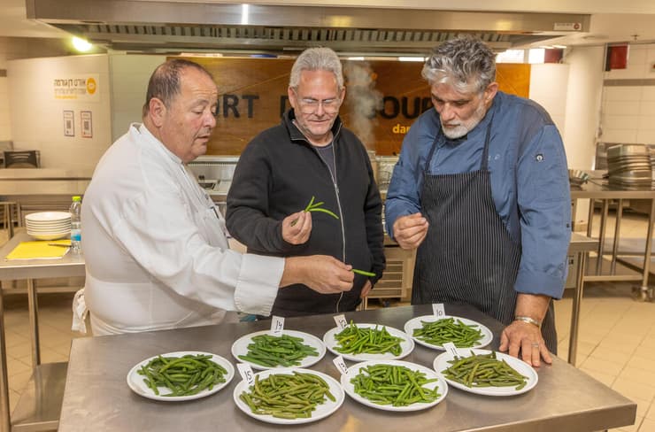 צוות הבודקים (מימין לשמאל): השף בועז דרור, השף גלעד דולב והשף אבי שטייניץ (צילום: עידו ארז) צוות הבודקים (מימין לשמאל): השף בועז דרור, השף גלעד דולב והשף אבי שטייניץ