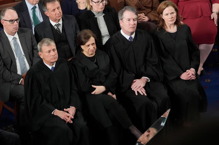 שופטים שופטי בית המשפט העליון של ארה"ב צופים ב נאום מצב האומה של טראמפ בקונגרס מימין לשמאל: איימי קוני בארט , ברט קבאנו , אלנה קגן ,  ג'ון רוברטס