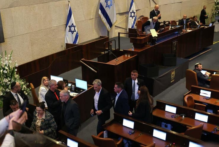 חברי אופוזיציה יוצאים מהאולם במחאה על אי-הזמנת נשיא העליון (צילום: אלכס קולומויסקי) חברי האופוזיציה יוצאים מאולם המליאה בזמן דבריו של ח"כ אוחנה אמיר עם פתיחת ביקורו של ראש ממשלת הודו במליאה